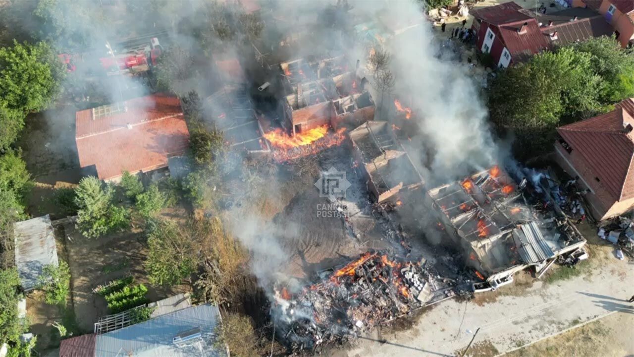 Ilgaz’da yangın: 3 ev, samanlık ve ahırlar küle döndü