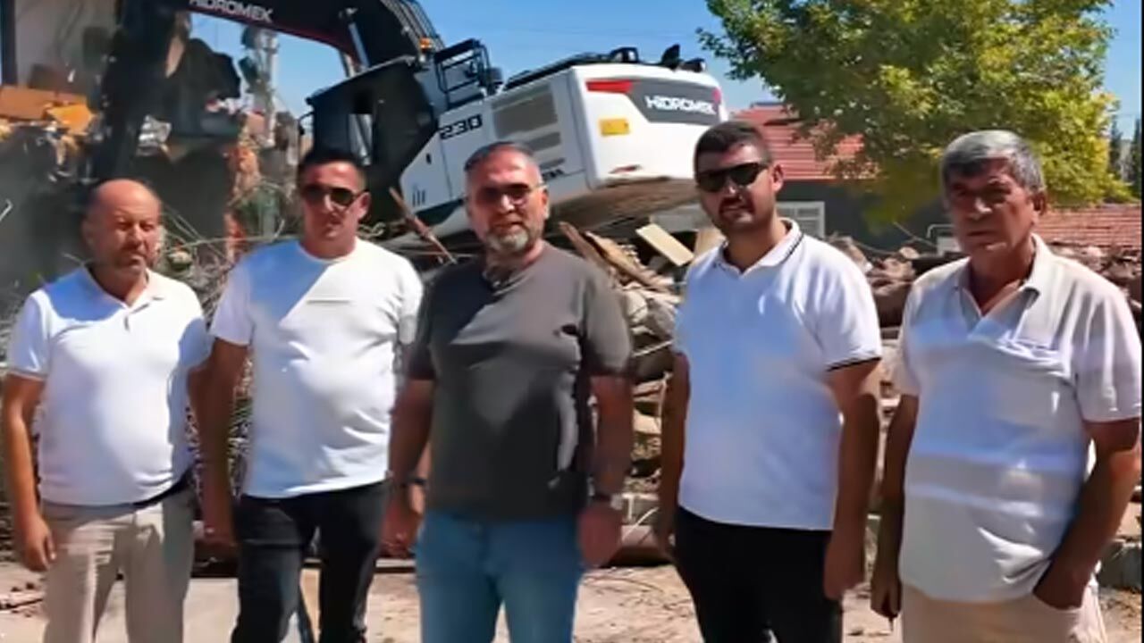 Gümerdiginde Eski Belediye Binasi Yikiliyor