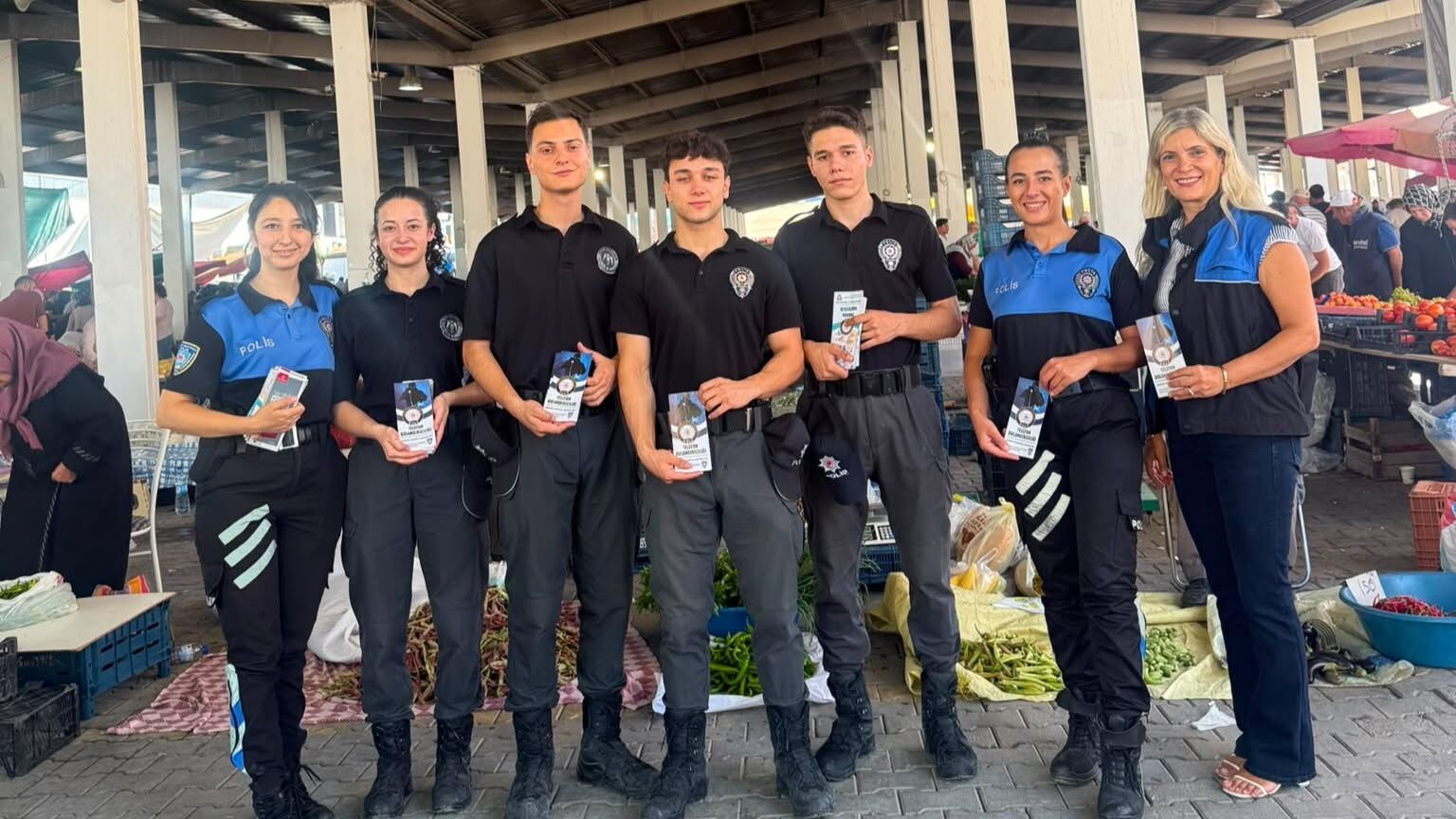 Cankiri Polisis Carsamba Pazarinda Vatandasi Uyardi1