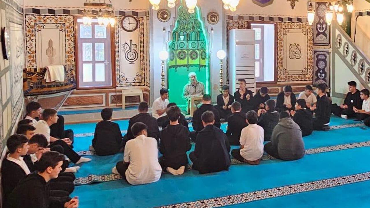 Ögrenciler Hmv Türbesini Zityeret Etti