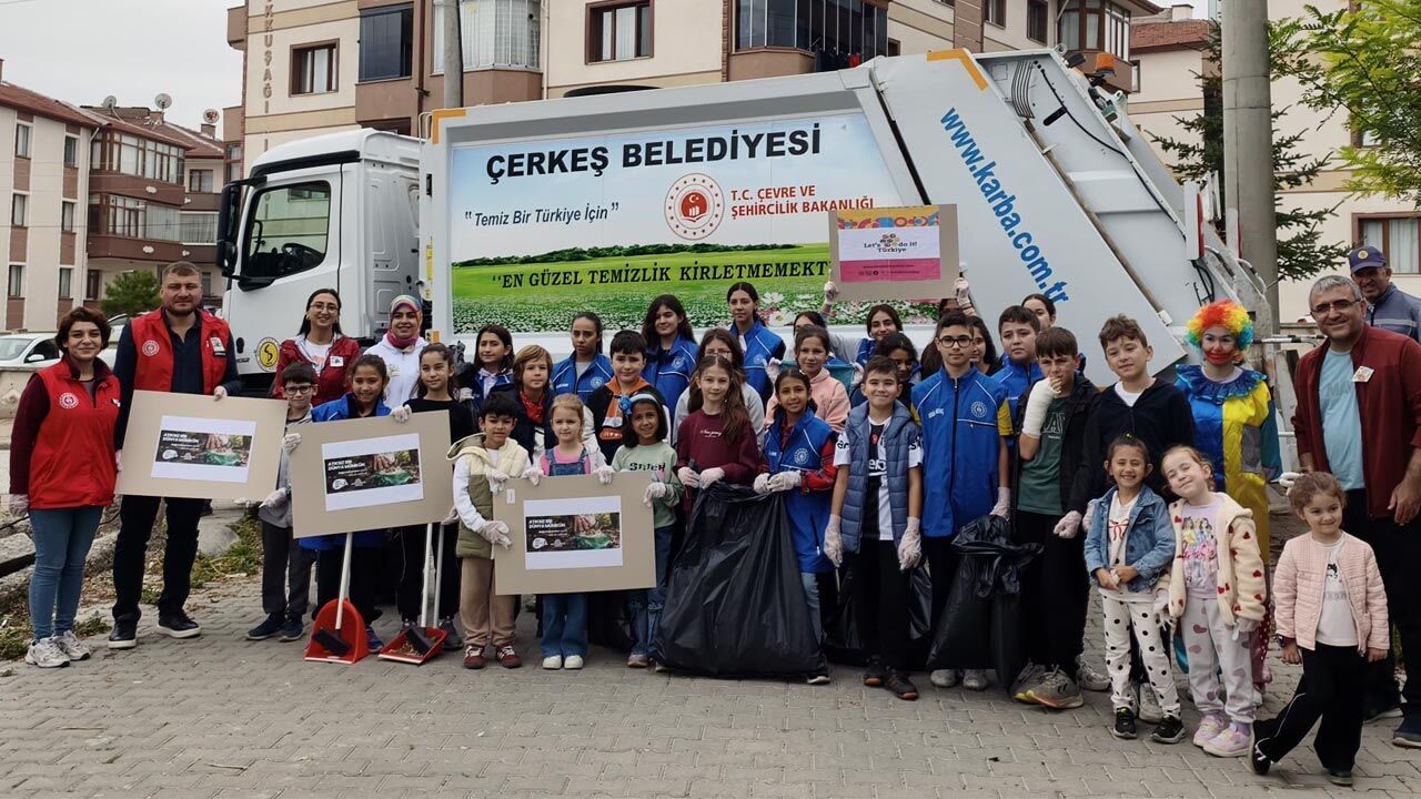 Çerkeş’te öğrenciler çevre temizliği için el ele verdi