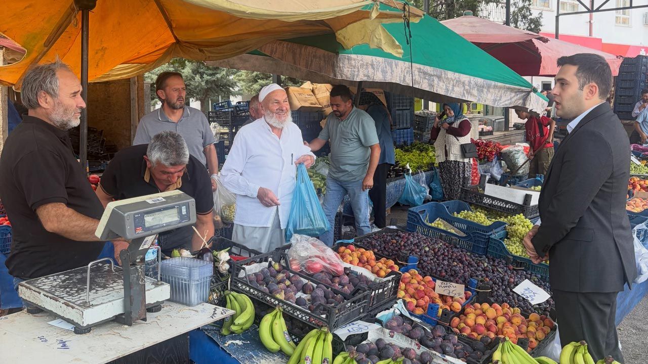 Yapraklı Kaymakamı Akbel pazarda esnaf ve vatandaşlarla buluştu