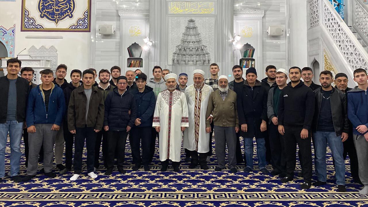 Çankırı’da gençler sabah namazında camide buluştu