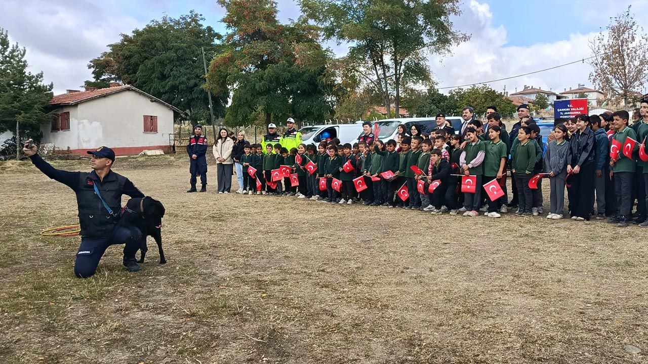 Ünür'de öğrenciler jandarma köpeklerinin gösterisine hayran kaldı
