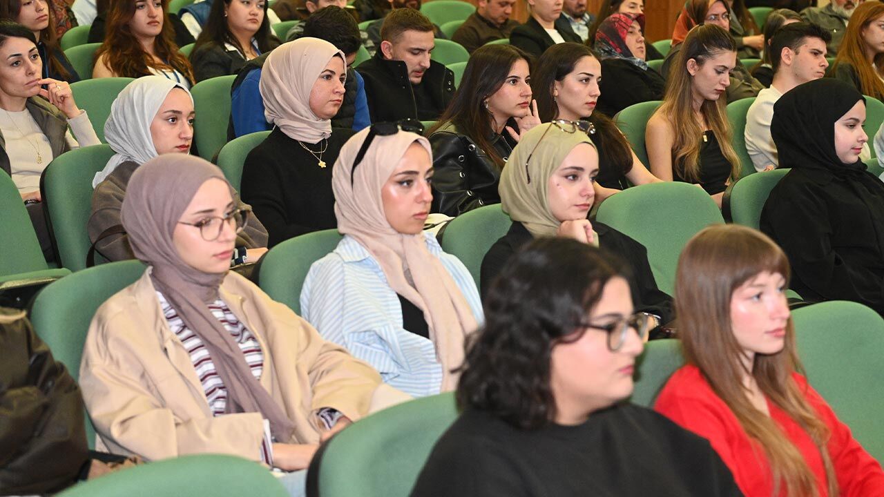Kuloğlu Caküde Hukuk Ögrenci,Leriyle Bulustu1
