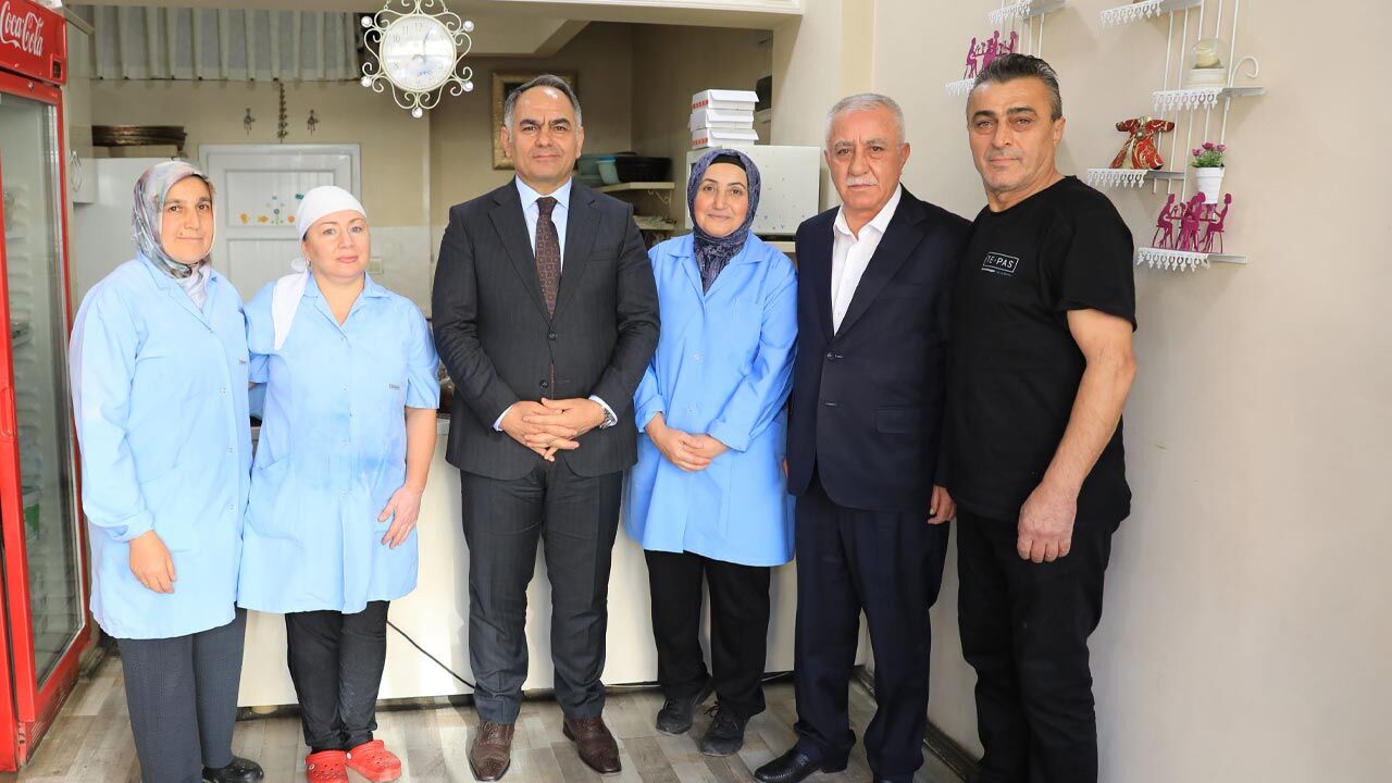 Vali Çakırtaş Yılın Ahisi seçilen Canan Yaşar’ı ziyaret etti
