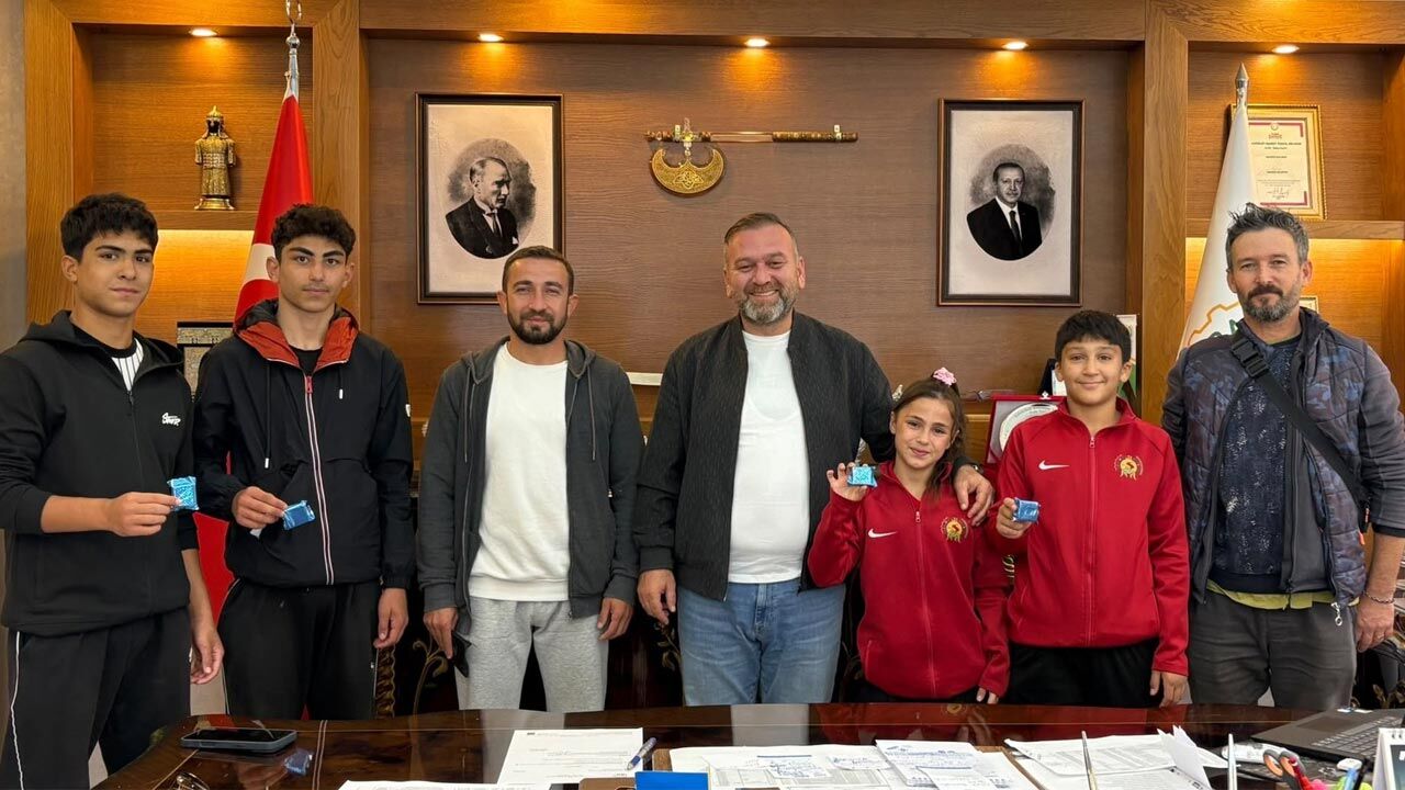 Şabanözü’nün şampiyon güreşçileri Başkan Özcan’ın konuğu oldu