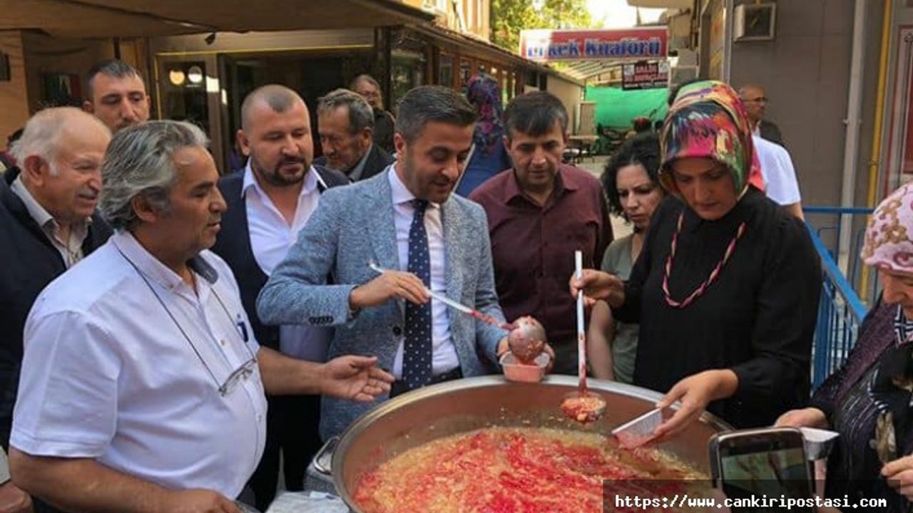 Kadın muhtar mahalle sakinlerine aşure dağıttı