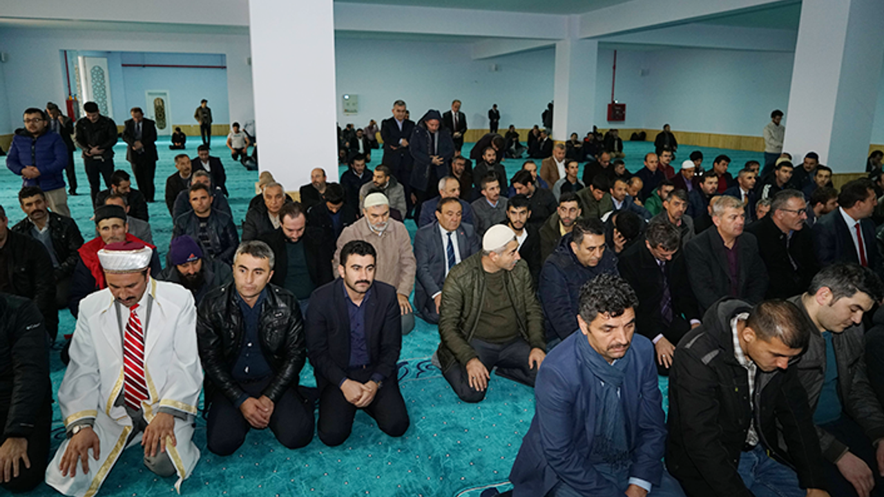 ÇAKÜ’de Cuma namazı üç saf cemaatle kılındı!