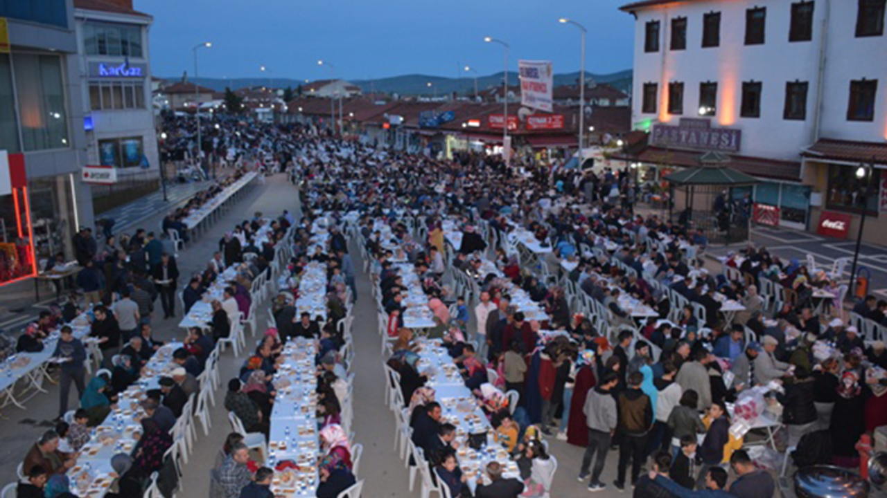 Çerkeş'de binlerce kişi aynı sofrada iftar açtı!