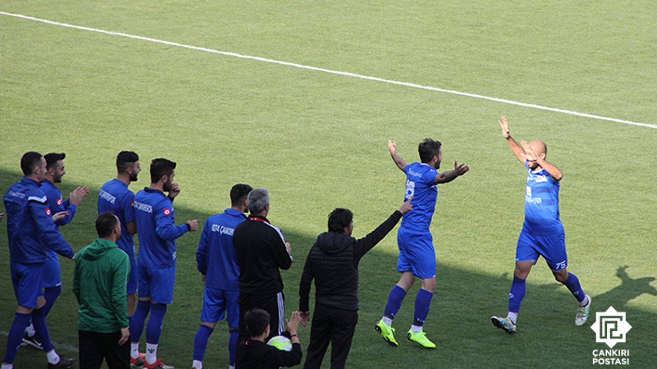 1074 Çankırıspor dört köşe!