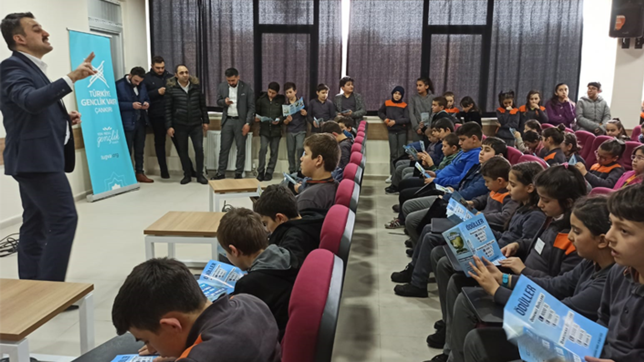 Eminoğlu Çankırı’da Kitap Kurdu Yarışmasını tanıttı.