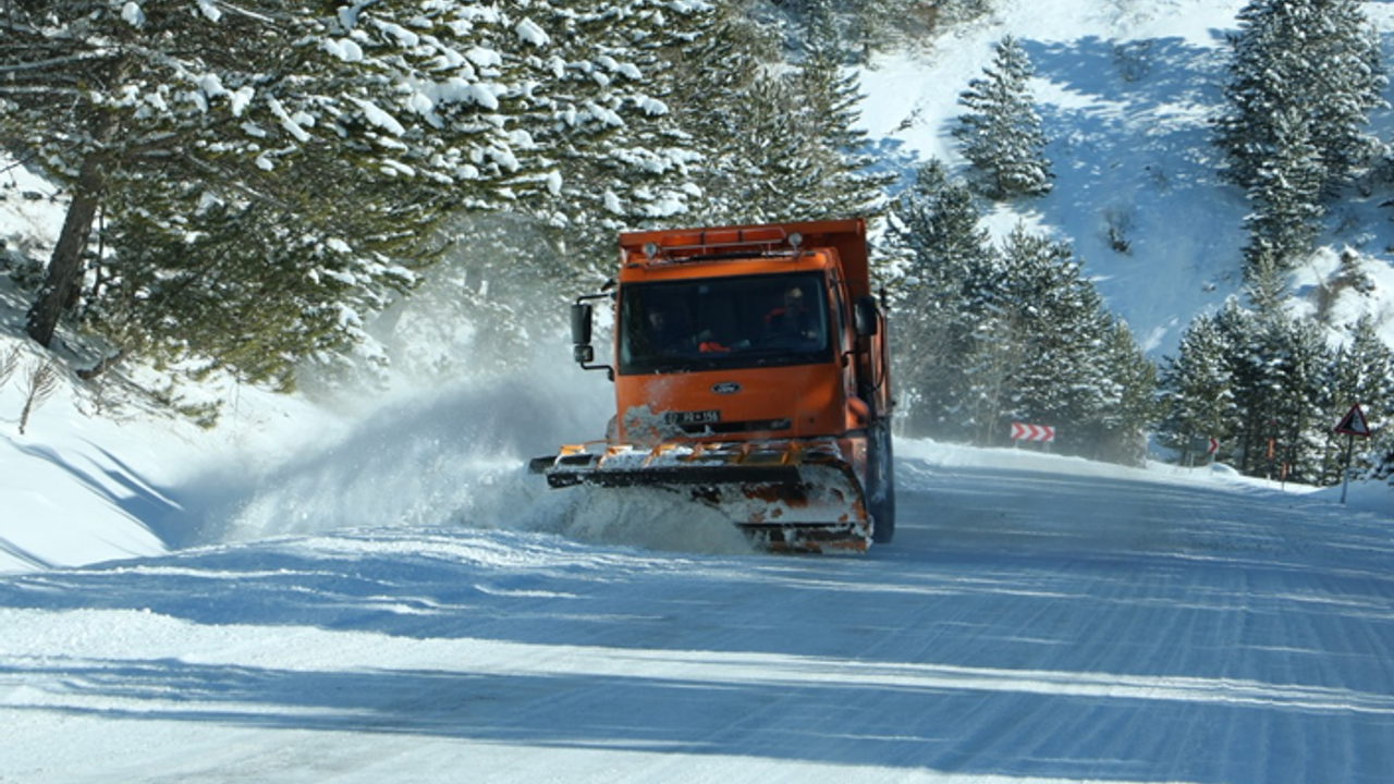 Ilgaz dağında 24 saat kar mücadelesi
