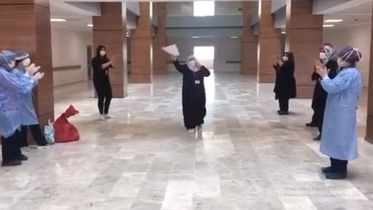 Korona virüsü yenen Çankırılı Umreci, Hastaneden güle oynaya çıktı!