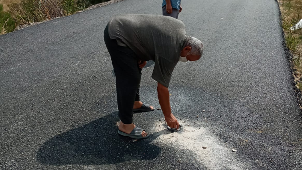 Siyasiler poz verdi, skandal asfaltlama çalışmasını köylüler belgeledi!