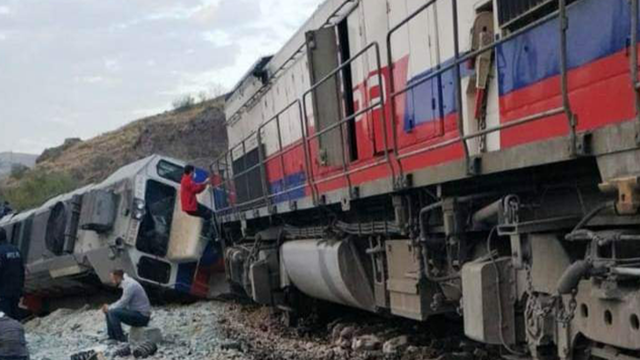 Kalecik’te iki tren çarpıştı: 2 makinist hayatını kaybetti