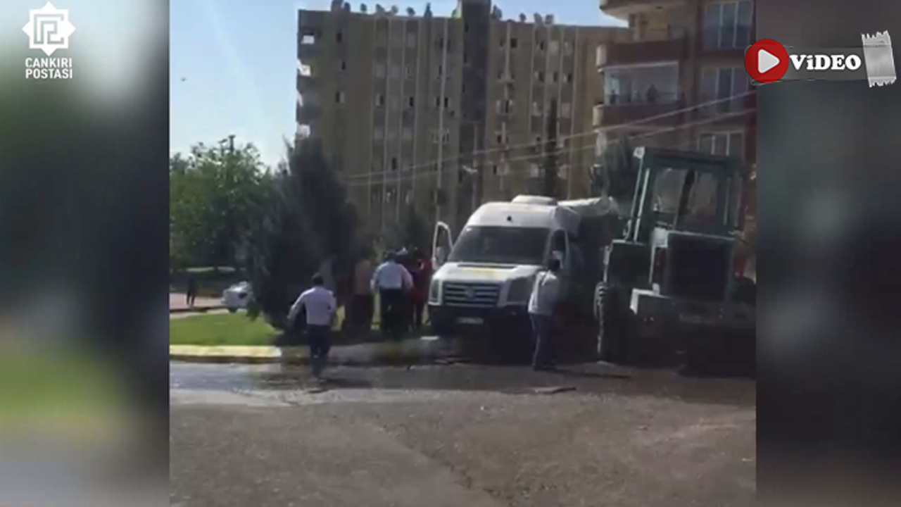 Şanlıurfa’da İş makinesi öğrenci servisini biçti!