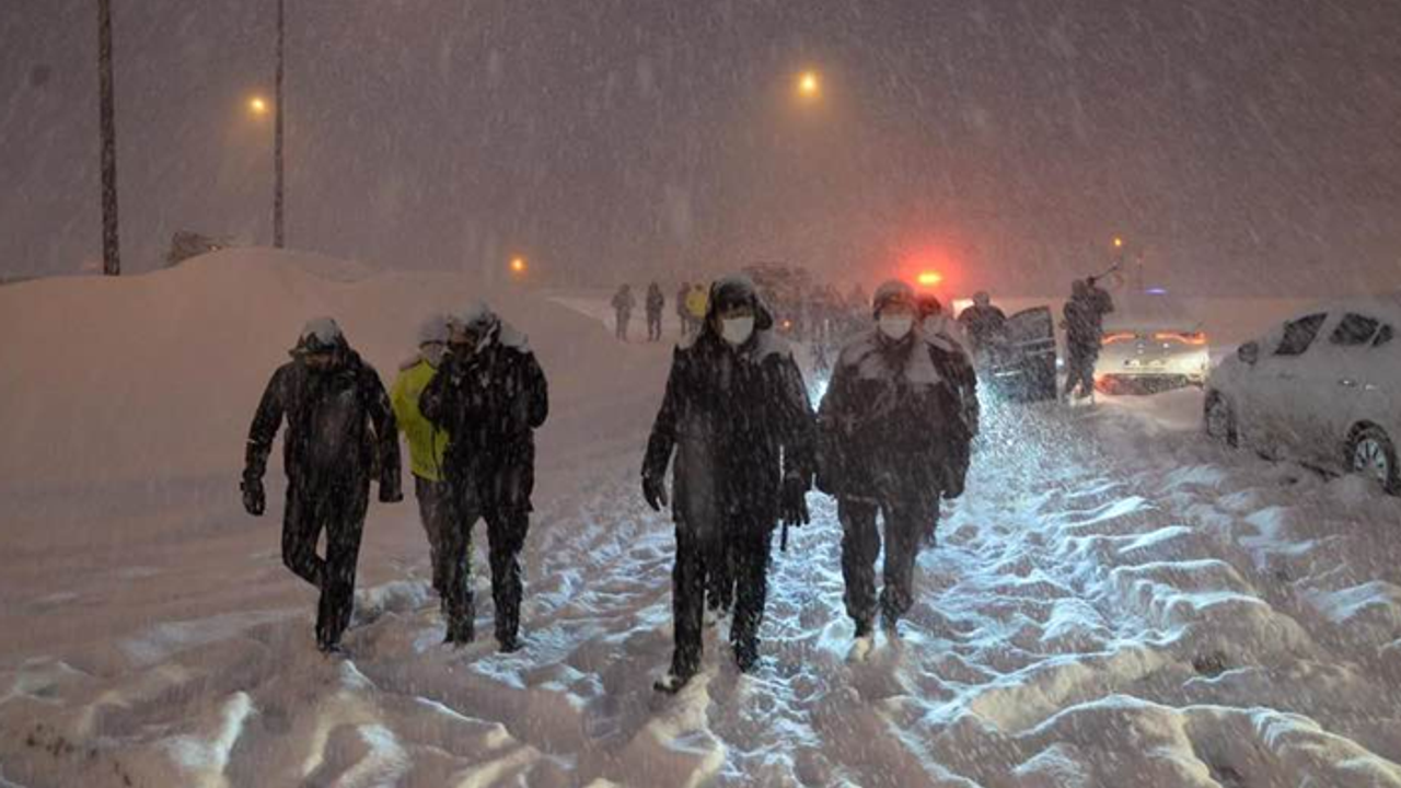D100 karayolu Bolu Dağı kesimi kar sebebiyle trafiğe kapatıldı