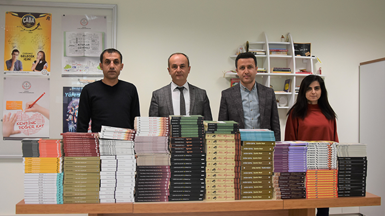 Vitalen Vakfı’ndan okul kütüphanelerine kitap bağışı