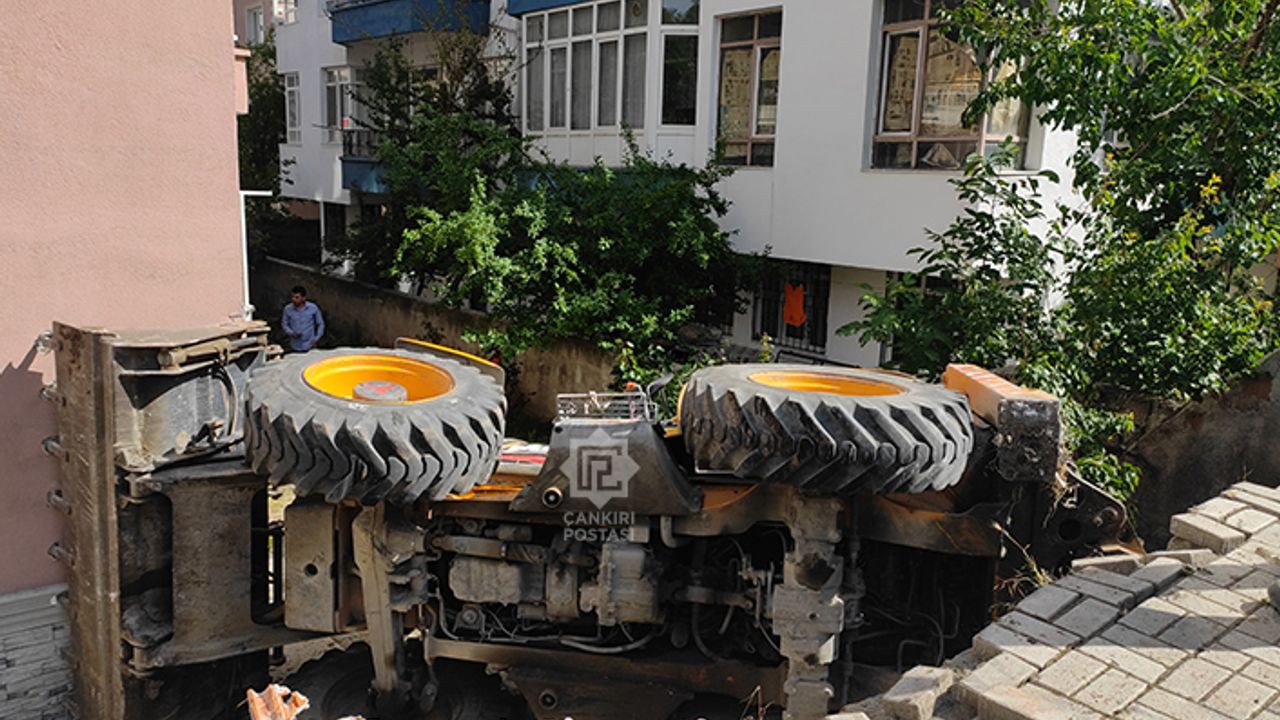 Freni boşalan kepçe bir apartmanın bahçesine düştü