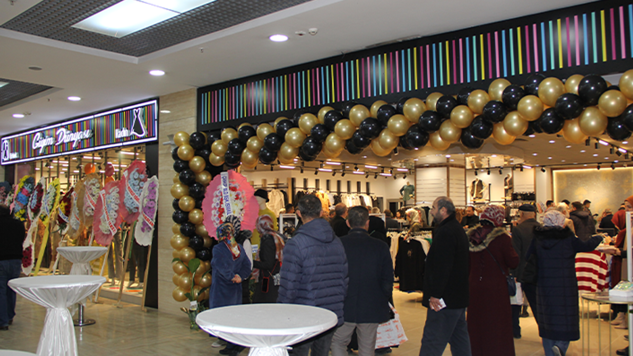 Giyim Dünyası Yunus AVM Market katında açıldı.