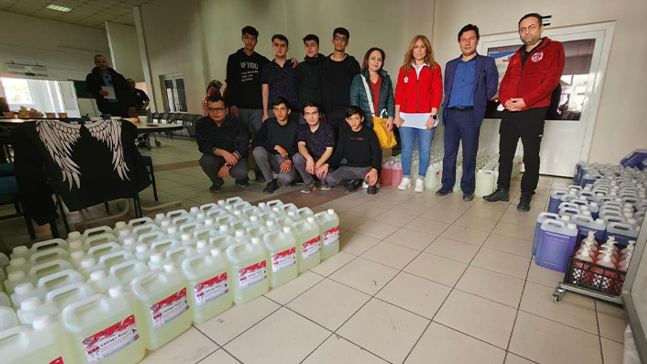 Çankırı'da öğretmen ve öğrenciler depremzedeler için hijyen malzemesi üretiyor