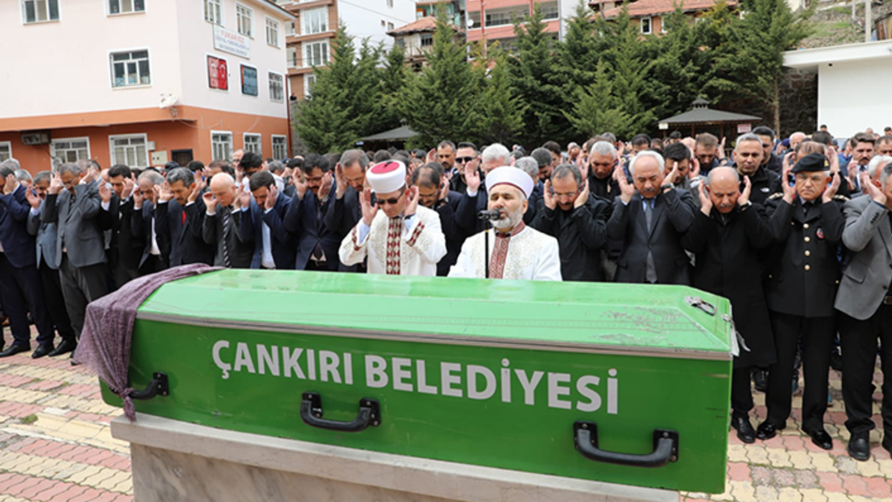 İçişleri Bakan Yardımcısı İsmail Çataklı'nın annesi, son yolculuğuna uğurlandı