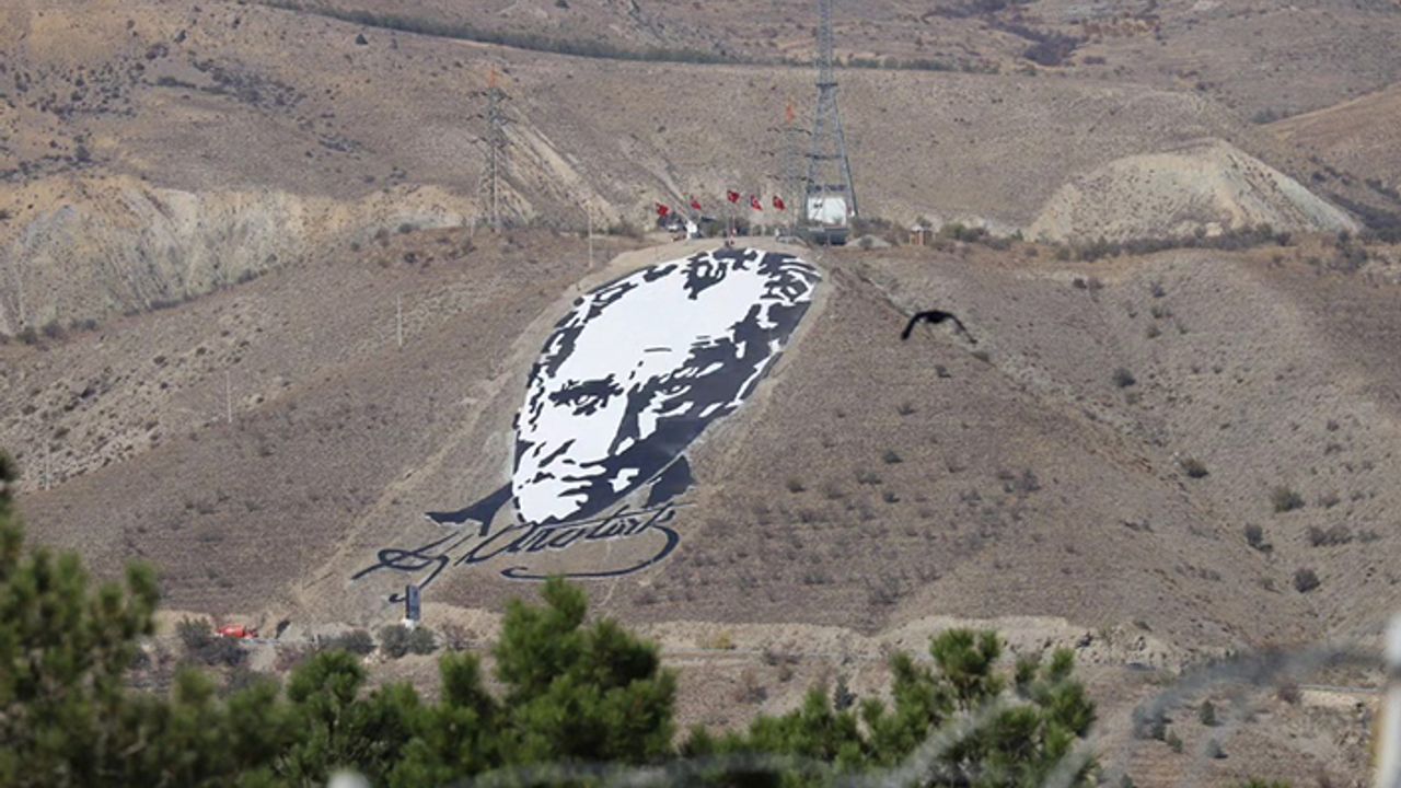 30 Günde 3 Bin Gönüllü Asker Arkadaşlarıyla Beraber Yapılan Atatürk Portresi Yenilendi