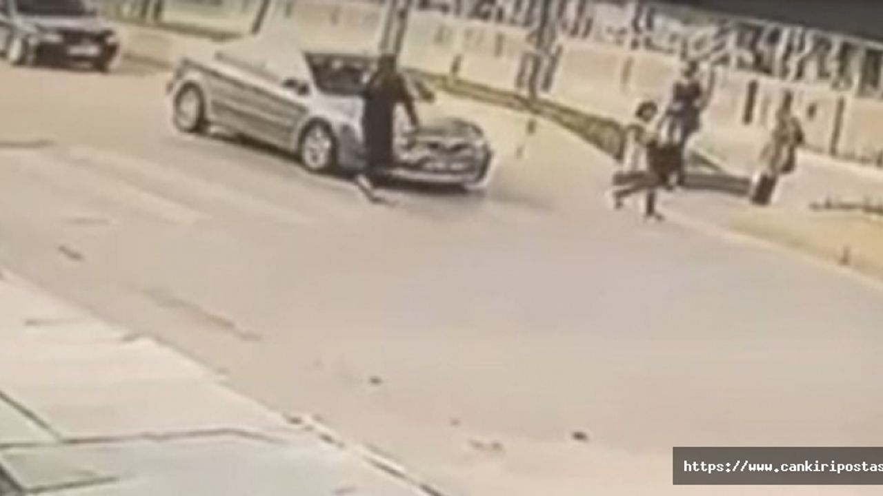 Yolun karşısına geçmeye çalışan yaya ezilmekten kıl payı kurtuldu!