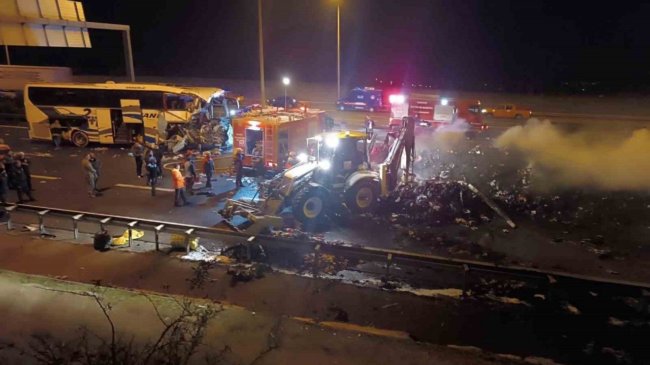 TAG Otoyolu’nda zincirleme kaza: 1 ölü, 19 yaralı