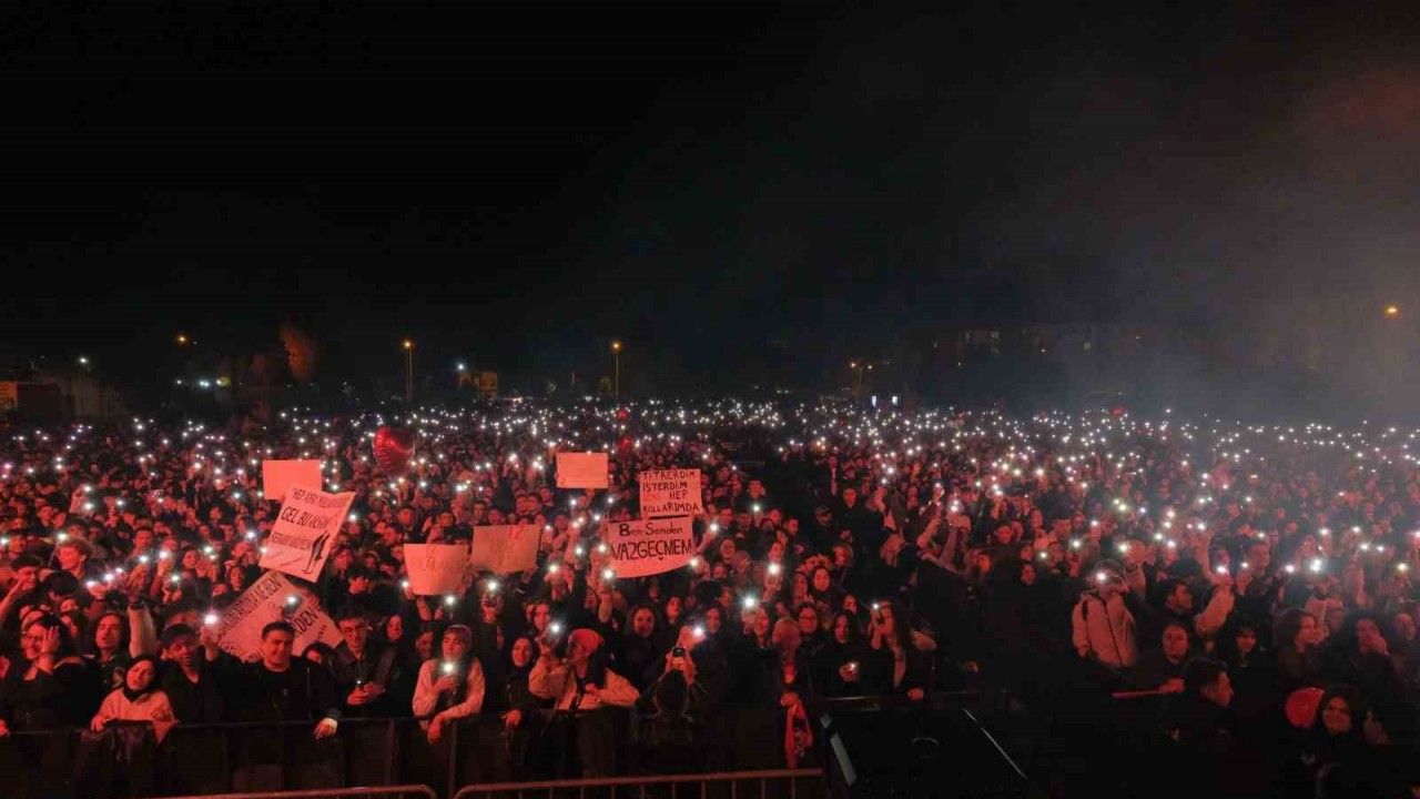 Bolu’da binlerce kişi, Manga konserinde Cumhuriyet coşkusunu yaşadı