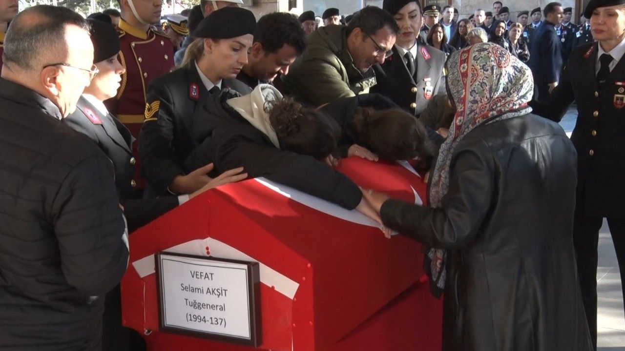 Tuğgeneral Selami Akşit için Ankara’da tören düzenlendi, yakınları tabuta sarılarak   gözyaşı döktü