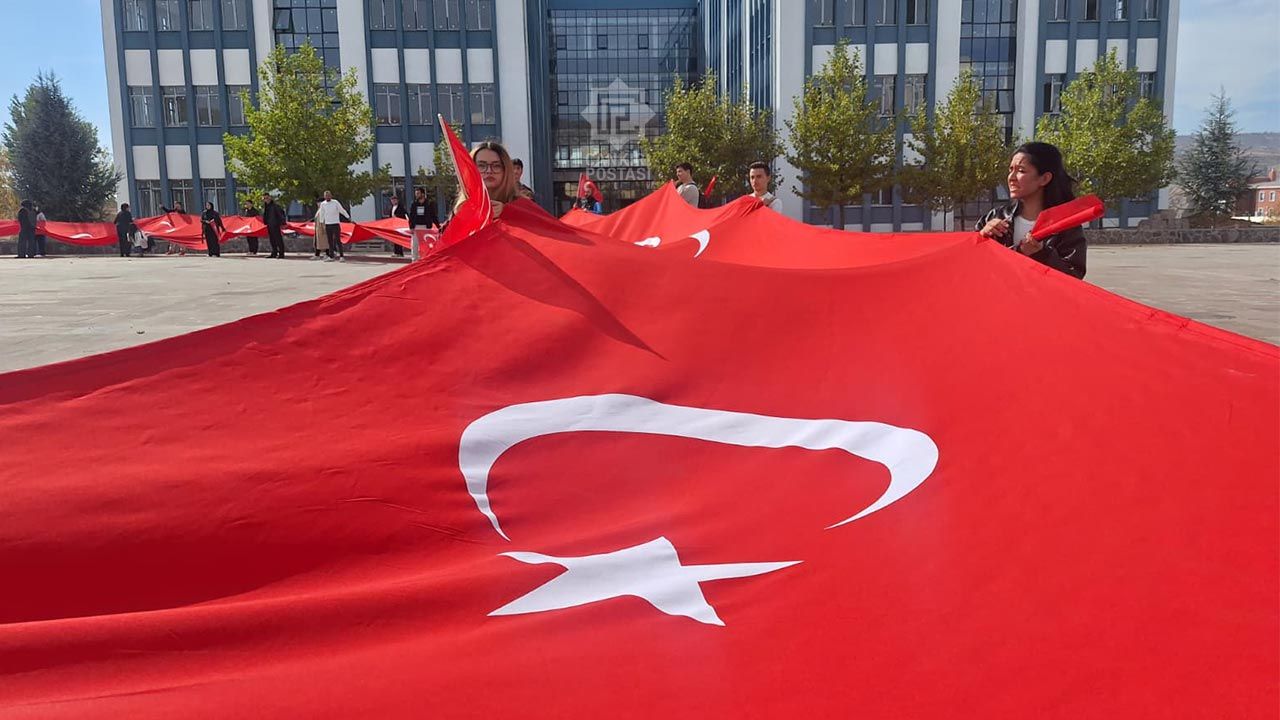 Çankırı Karatekin Üniversitesi Cumhuriyeti Dev Türk Bayrağıyla Kutladı