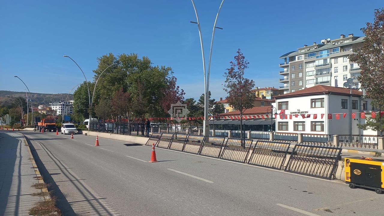 Çankırı’da orta refüjlere demir parmaklık çekiliyor: Yaya geçitleri kapatıldı
