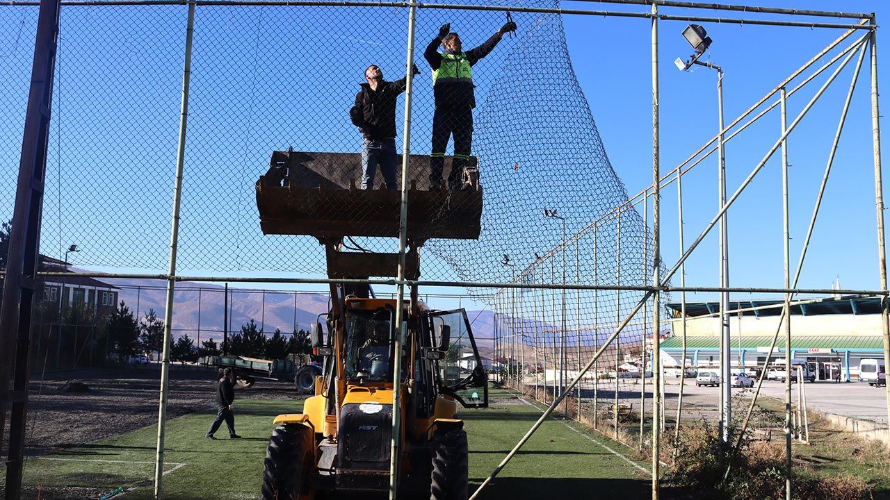 Ilgaz’da Halı Saha Yenile Çalışmaları Başladı