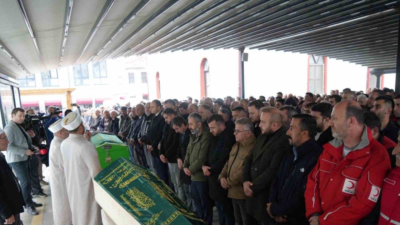 Dere yatağında cenazelerine ulaşılan anne ve oğlu gözyaşları arasında toprağa verildi