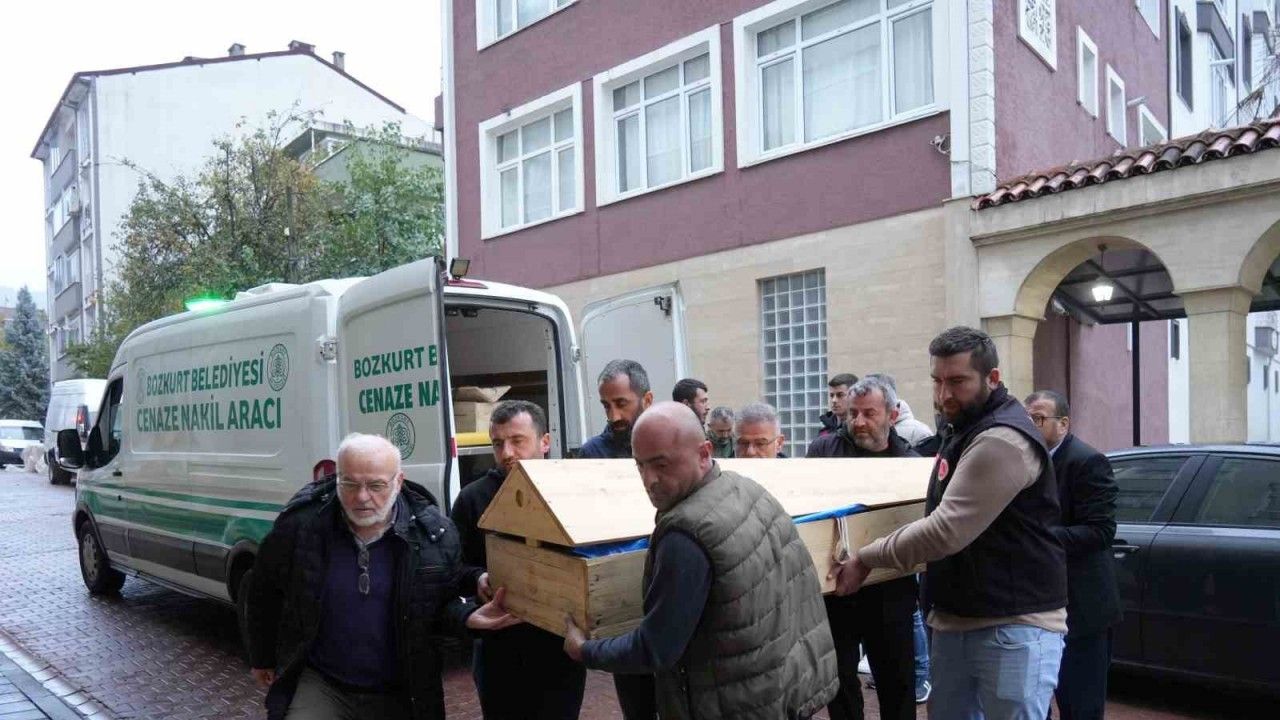 Dere yatağında cenazelerine ulaşılan anne ve oğlunun cenazesi ilçeye getirildi