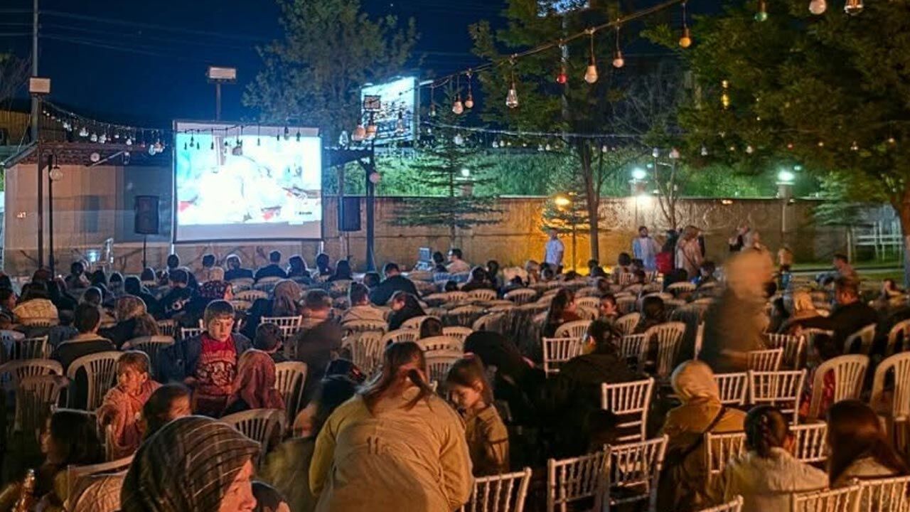 Kurşunlu’da yıldızların altında açık hava sineması keyfi