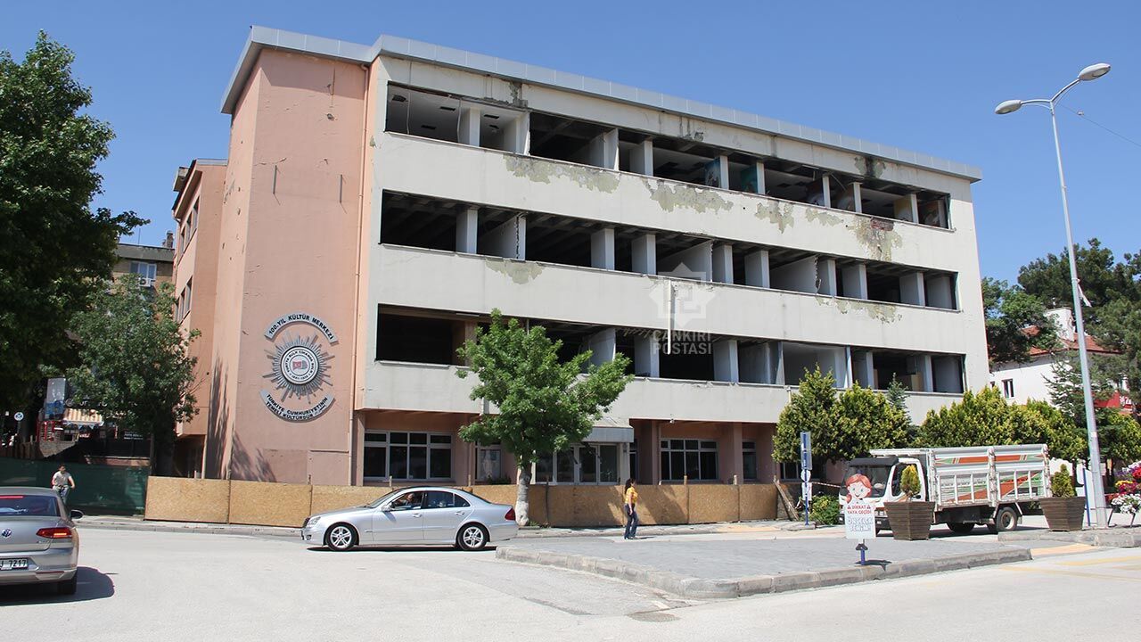 100. Yıl Kültür Merkezinin yıkımına başlandı