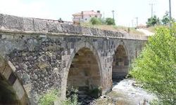 Çerkeş'deki Tarihi Kemer Köprü yıllara meydan okuyor