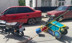 Yolda temizlik yapan işçiye motosiklet çarptı