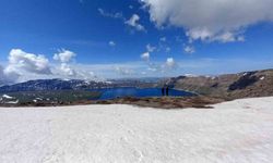 Nemrut Kalderası’nın bir yanı kar bir yanı bahar