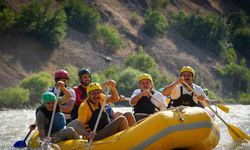 Vali Ali Çelik, Zap Suyu’nda gençlerle rafting yaptı