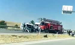 Minibüs yön tabelasına çarptı, 2 kişi hayatını kaybetti