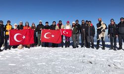 Ilgaz Dağı zirvesine zorlu tırmanışı başarı ile tamamladılar