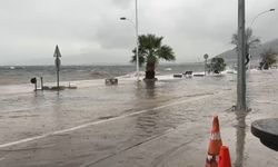 Fırtına sahil kenarını vurdu, caddeler göle döndü