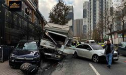 Freni boşalan kamyonet 5 araca çarparak durabildi: O anlar kamerada