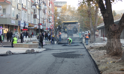 Çankırı'da kent meydanı çalışmalarında bozulan yola sıcak asfalt atıldı