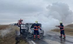 Çankırı'da alevlere teslim olan hafif ticari küle döndü