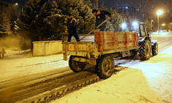 Çankırı Belediyesi ekiplerinin kar mesaisi sabaha kadar sürdü